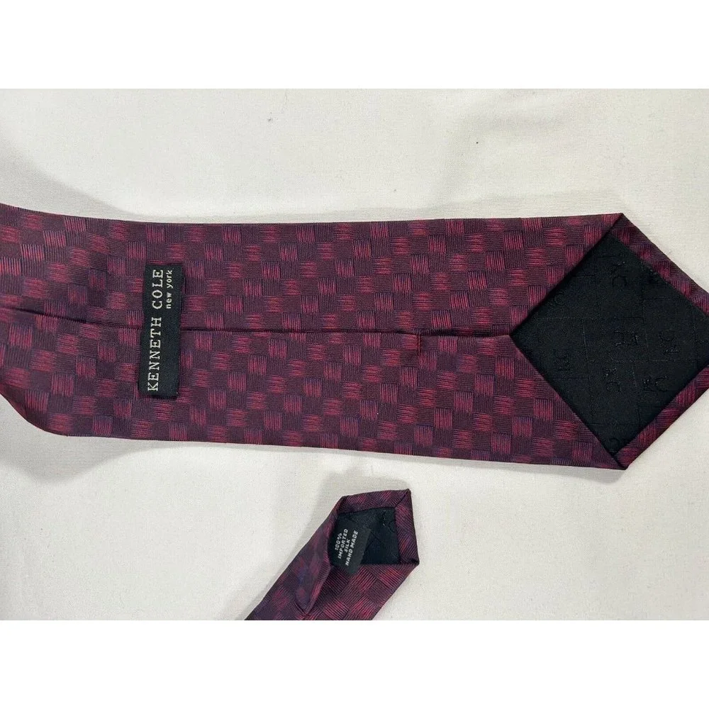 Kenneth Cole 100% Silk Hand Made Iridescent Blue/ Red Neck Tie Men’s 56 x 3.75